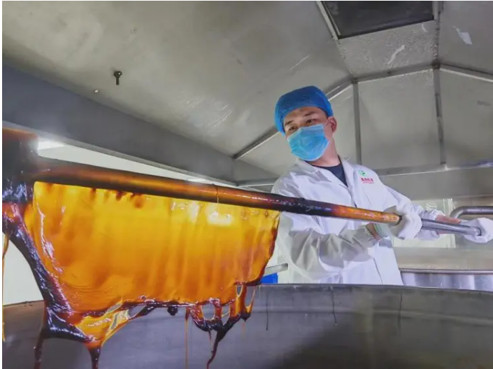 永利欢乐娱人城天朝贡胶制胶技艺第十代传承人——王传飞
